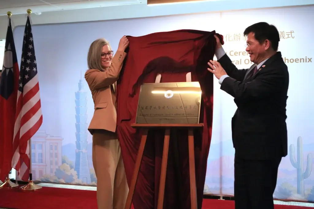 Officials unveiling a plaque at the opening ceremony for Taiwan’s new office in Phoenix